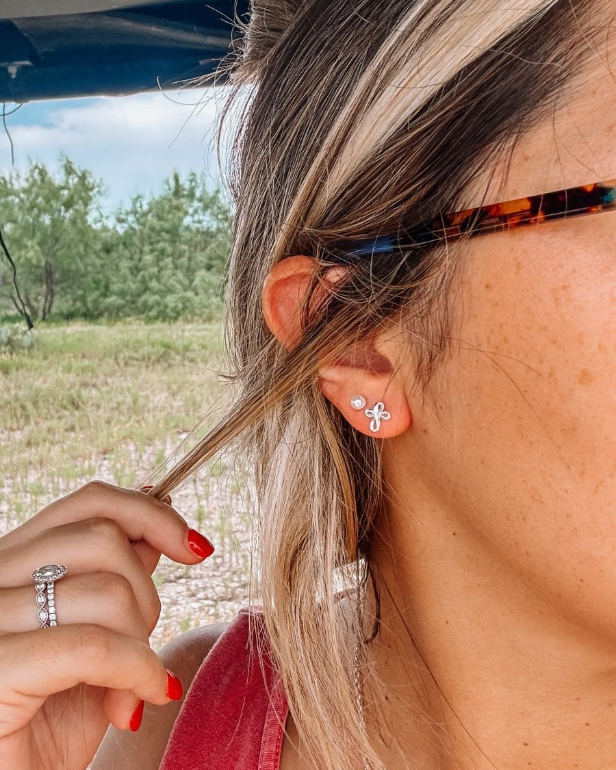 9mm Ribbon Cross Stud Earrings - Horseshoe J & Co.